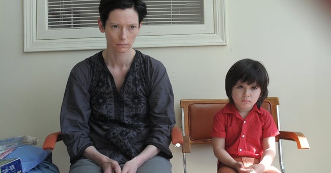 Mutter Eva (Tilda Swinton) hat sehr mit dem jungen Kevin (Jasper Newell) zu kämpfen. Mutter Eva (Tilda Swinton) hat sehr mit dem jungen Kevin (Jasper Newell) zu kämpfen.